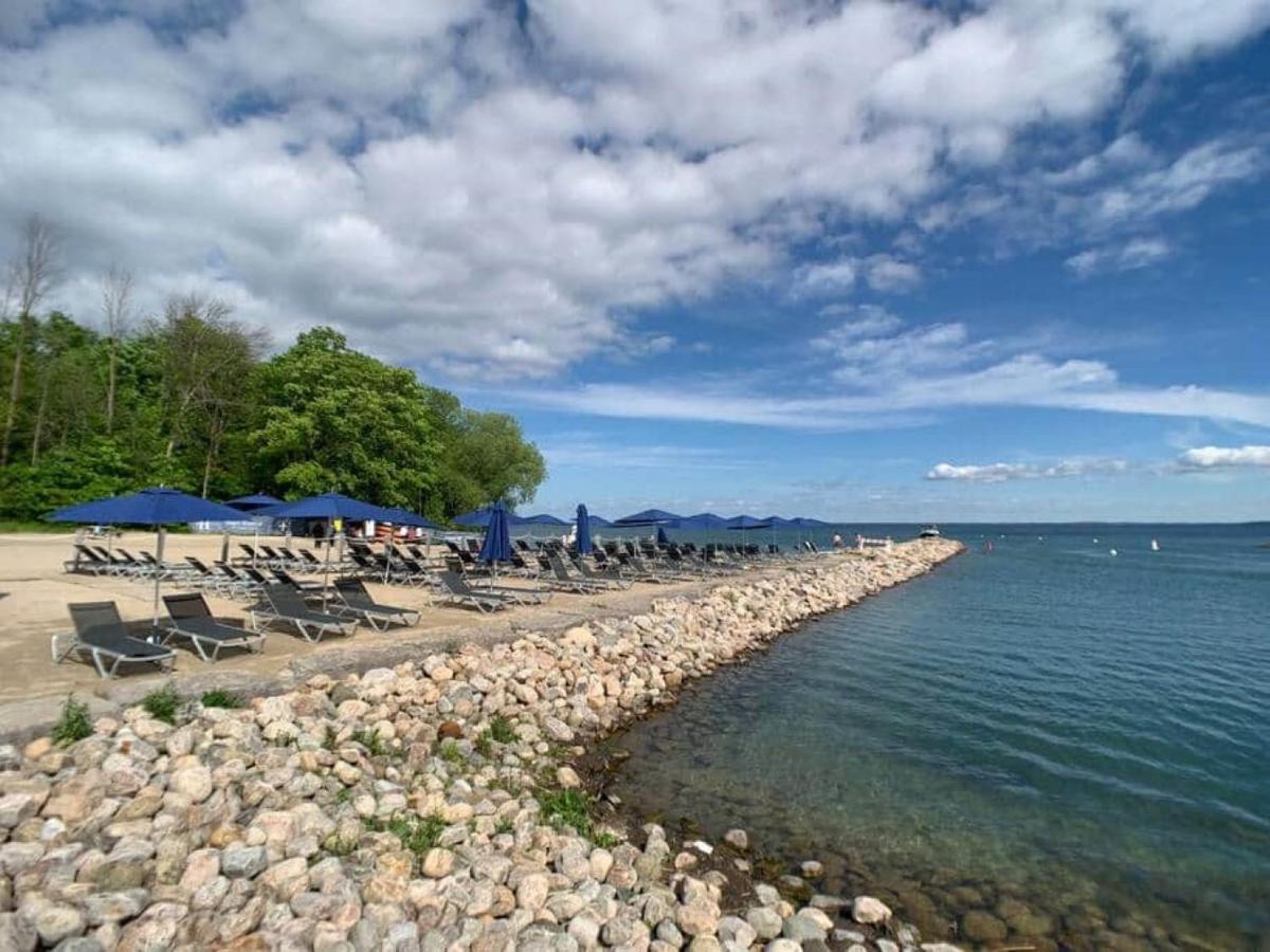 Stunning Stayz At Friday Harbour Beach Marina Resort Lake Simcoe Innisfil Exterior foto